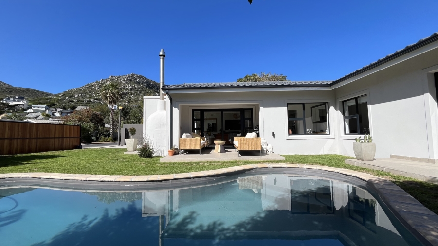 5 Bedroom Property for Sale in Clovelly Western Cape
